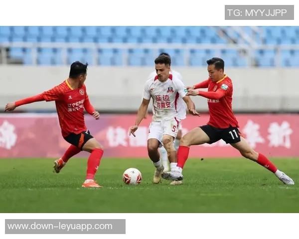 中甲联赛精彩瞬间姆本扎单刀破门助辽宁铁人领先对手 中甲联赛精彩瞬间姆本扎单刀破门助辽宁铁人领先对手