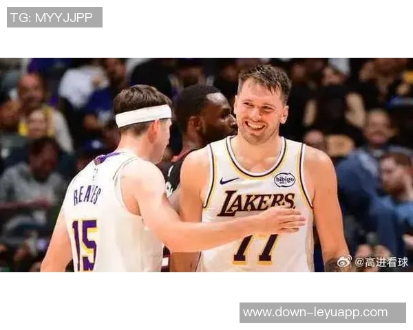 东契奇与里夫斯联手发威勇士油漆区内线防守漏洞显著