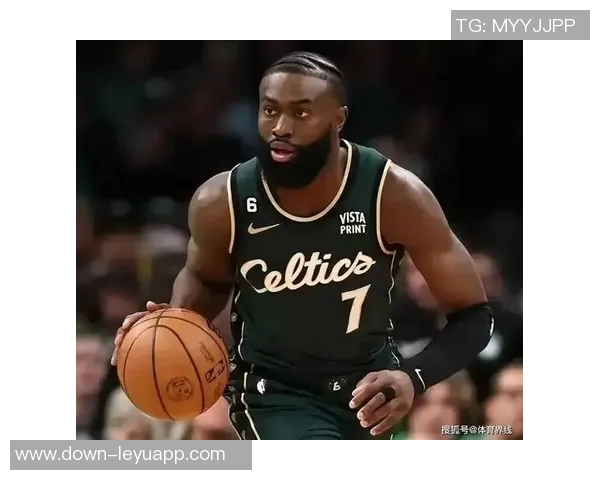 杰伦布朗弧顶三分精准回应个人得分已突破30分展现强大实力